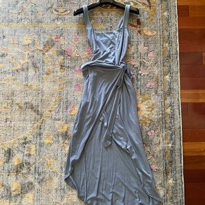 Aritzia Wilfred Saturn midi dress blue
size small
Super flattering